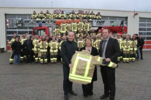  Ein Großteil der Ronnenberger Stadtfeuerwehr ist nun mit der neuen Einsatzkleidung ausgestattet. Bürgermeisterin Stephanie Harms lässt sich von Michael Merboth von der Firma S-Gard (links) und Daniel Kühle von der Firma Murer Feuerschutz die neue Kleidung zeigen. Quelle: Heidi Rabenhorst 