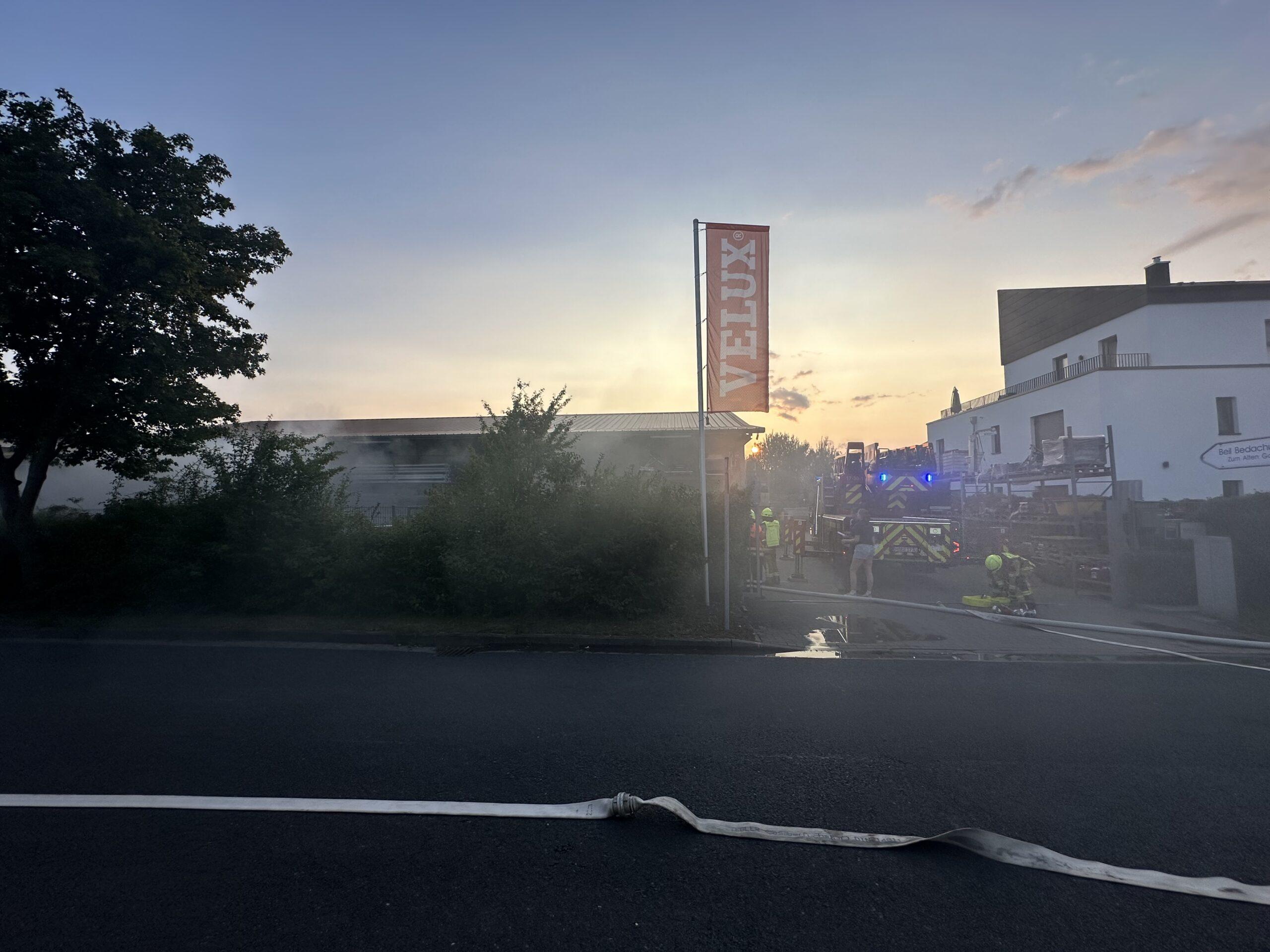 Rauchentwicklung aus Lagerhalle